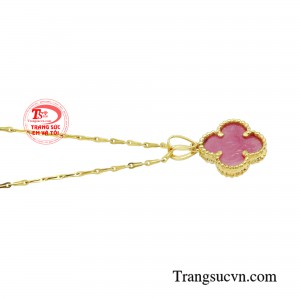 Đặc biệt là trong phong thủy, bộ dây chuyền ruby luôn được sử dụng làm món đồ may mắn đem lại sự thịnh vượng cho chủ nhân.