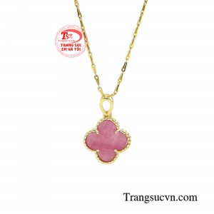 Với thiết kế tinh tế, chế tác tinh xảo, cùng kiểu dáng riêng biệt giúp tôn vinh lên những đường nét cá tính, cũng như phong cách riêng của người sở hữu.