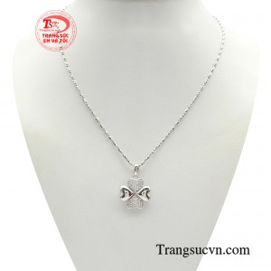 Bộ mặt dây vàng trắng may mắn là một thiết kế tinh giản phiên bản dành cho các bạn nữ đeo hàng ngày.