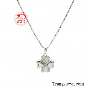 Bộ dây chuyền không chỉ là một món trang sức đẹp mắt mà còn là biểu tượng của sự may mắn.