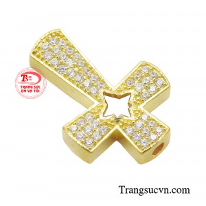 Ngoài ra khi đeo trang sức mang biểu tượng thánh giá, sẽ giúp người đeo có thêm sức mạnh vượt qua những khó khăn sóng gió.