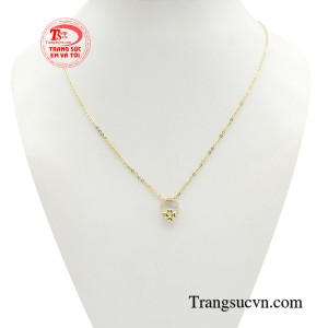 Dây chuyền liền mặt thời thượng có thiết kế độc đáo với cấu trúc dây dạng chuỗi nhẹ nhàng nhưng vẫn đủ sức hớp hồn phái đẹp.