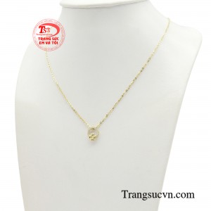 Sản phẩm được nhấn nhá thêm chi tiết mặt dây nhỏ xinh đáng yêu mang ý nghĩa như là hiện thân của vẻ đẹp khiêm nhường nhẹ nhàng nhưng đầy tinh tế, mới lạ.