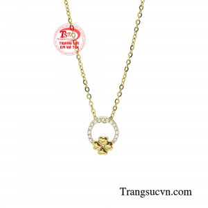 Đặc biệt, phần mặt dây mang đến cho sản phẩm một nét đẹp rất riêng, vừa mong manh vừa quyến rũ hệt như vẻ đẹp của người con gái Việt.