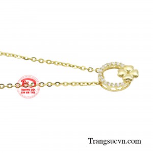 Sự quyến rũ ấy không chỉ thể hiện qua phong cách thời trang mà còn qua khí chất.