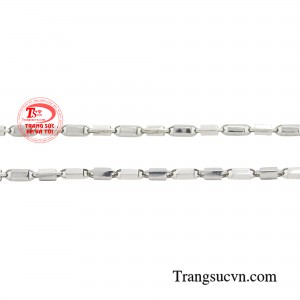 Chất liệu vàng trắng bền màu theo thời gian cùng ưu điểm sáng bóng và không bị xỉn màu, đem lại sự sang trọng, hiện đại cho người đeo. 