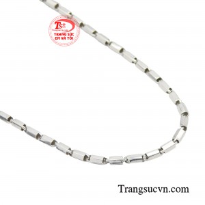 Tùy vào cách phối đồ của phái mạnh mà chiếc dây chuyền toát lên sự chín chắn, phong độ, cá tính hay thời thượng. 