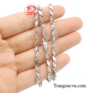 Chiếc dây chuyền trẻ trung, phóng khoáng chính là tiếng nói thời trang của những chàng trai dám vượt khỏi giới hạn để vươn tới thành công.