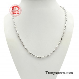 Dây chuyền nam vàng trắng thu hút là mẫu trang sức giúp cánh mày râu có thể tự tin thể hiện khí chất.