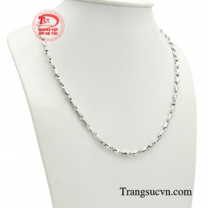 Một chiếc dây chuyền cho nam giới đơn giản nhưng lại là bí quyết để thể hiện sự đẳng cấp của mình. 