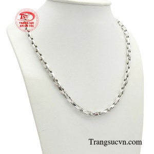 Các tín đồ phái mạnh đeo dây chuyền để tạo nên hình ảnh của nam giới thêm phần bảnh bao, lịch lãm, mạnh mẽ.