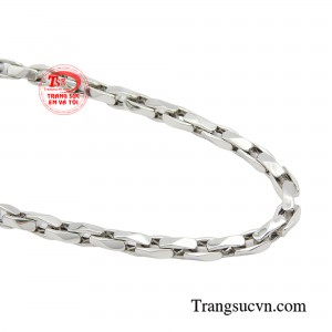 Chiếc dây chuyền sẽ đặc biệt hơn khi mang những ý nghĩa của một hành trình xây dựng sự nghiệp.
