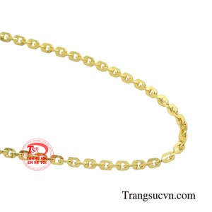 Chiếc dây chuyền tạo điểm sáng cho tổng thể và tôn lên cá tính của chủ nhân.