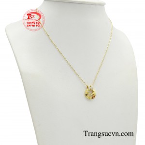 Những món trang sức đến từ nước Ý luôn hấp dẫn như thỏi nam châm, đặc biệt là những chiếc dây chuyền trẻ trung và thời thượng.