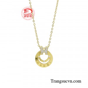 Với thiết kế này, nàng có thể dễ dàng phối hợp cùng nhiều phong cách, từ chốn công sở bận rộn hay các buổi hẹn hò cùng bạn bè. 