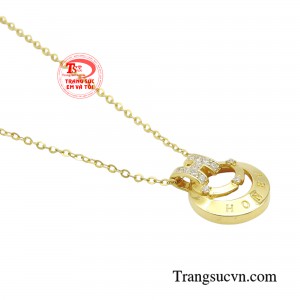 Chiếc dây chuyền sẽ là trợ thủ đắc lực trong mọi dịp, nhất là buổi họp quan trọng hay những buổi hẹn hò ở không gian sang trọng, lãng mạn.