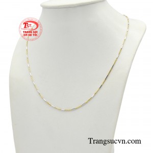 Vẻ lấp lánh tự nhiên từ chất liệu vàng Ý 10k tô điểm thêm nét sang trọng và quý phái, giúp người đeo tỏa sáng, thu hút mọi ánh nhìn. 