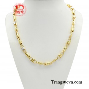 Dây chuyền quý ông thời thượng phong độ có thiết kế phù hợp với nhiều kiểu trang phục, hoàn cảnh xuất hiện, hay tính cách và địa vị xã hội của người đàn ông. 