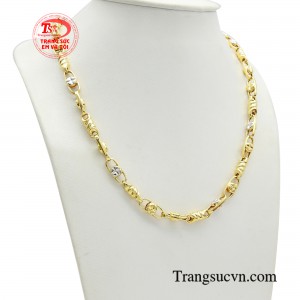 Đeo dây chuyền vàng giúp nam giới có lợi thế hơn về mặt hình ảnh, cũng như giúp quý ông có cơ hội bộc lộ cá tính của mình rõ nét. 