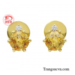 Hoa tai thạch anh kiêu hãnh được chế tác từ đá citrine là viên đá mang đến sự sung túc cho người mệnh Kim. 