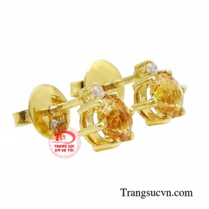 Với ánh kim của vàng 14K, đôi hoa tai sẽ trở thành điểm nhấn ấn tượng cho nhiều trang phục khác nhau. 