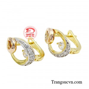 Sử dụng đôi bông tai như một cách giúp nàng thể hiện sự khéo léo và phô diễn vẻ đẹp đầy tinh tế của mình.