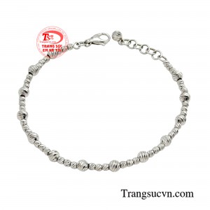 Lắc bi vàng trắng trang nhã là mẫu trang sức được các cô nàng hiện đại cực kỳ yêu thích. 