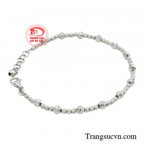 Chính nhờ sự lấp lánh của chất vàng Ý, chiếc lắc tay giúp nâng tầm phong cách và ghi dấu những khoảnh khắc rực rỡ của mình.