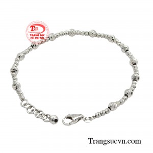 Thiết kế tạo điểm nhấn bằng những hạt charm tinh xảo, mang đến một vẻ đẹp hiện đại nhưng lại không lấn át đi nét cổ điển vốn có.