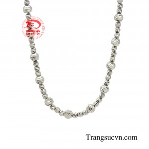 Chi tiết charm vàng lấp lánh dịu dàng cùng sắc trắng trẻ trung hợp mắt là lựa chọn phù hợp cho nhiều phong cách của nàng.