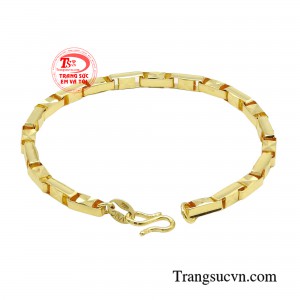 Chiếc lắc tay nổi bật với sự kết hợp chất liệu cao cấp vàng 10k, thể hiện sự sang trọng, bền vững và có giá trị lâu dài.