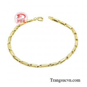 Lắc tay nam vàng khí chất không quá cầu kì, tỉ mỉ và nhiều chi tiết như những chiếc lắc tay khác, thế nhưng với sự giản đơn của mình sản phẩm vẫn thể hiện được sự mạnh mẽ và đầy nam tính cho các quý ông. 