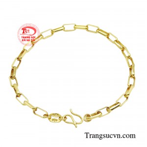 Thiết kế dạng xích gây ấn tượng bởi độ sáng bóng và thu hút của chất liệu vàng 10K, những móc xích có độ dày vừa phải được liên kết uyển chuyển tạo nên hiệu ứng thị giác bắt mắt.