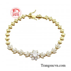 Lắc tay nữ vàng tinh khôi giúp làm tăng thêm nét nữ tính, nhẹ nhàng và quyến rũ hơn cho người đeo.