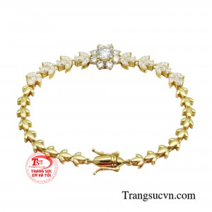 Bên cạnh đó, với chất liệu vàng 18k cao cấp sáng bóng.
