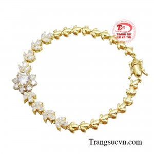 Đi kèm với đó là các họa tiết thời trang, độc đáo, được sắp xếp cân xứng tạo nên sự hoàn hảo.