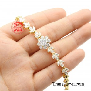 Chiếc lắc tay sẽ giúp bạn nổi bật và ăn điểm tuyệt đối trong mắt người đối diện.