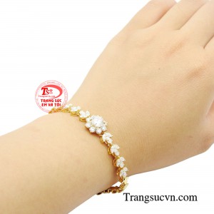 Hoặc nếu như bạn đang tìm kiếm một món quà ý nghĩa để dành tặng người thân, đừng bỏ qua chiếc lắc tay xinh xắn này nhé.