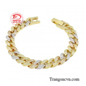 Lắc tay quý cô cá tính nổi bật cùng chất liệu vàng 18k kết hợp đá Cubiz Ziconia tinh xảo. 