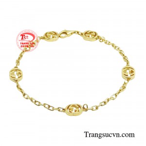 Lắc tay thời trang đẳng cấp sở hữu ngoại hình ấn tượng với điểm nhấn mê hoặc là họa tiết thời thượng kết hợp cùng vàng 18K tôn da.