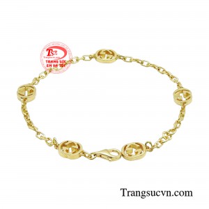 Chiếc lắc tay tạo điểm sáng cho tổng thể và tôn lên cá tính của chủ nhân. 