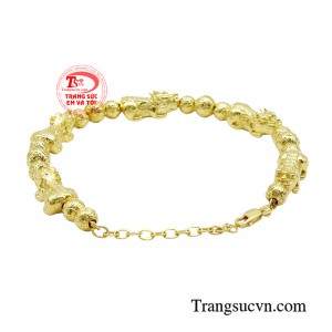 Thiết kế độc đáo làm mới vẻ ngoài của bạn với lắc tay thời trang tỳ hưu vàng. 