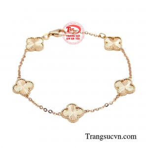 Lắc tay vàng hồng kiêu sa tuy là món phụ kiện nhỏ xinh nhưng sẽ là vũ khí lợi hại tôn vinh vẻ đẹp duyên dáng nơi đôi tay nàng
