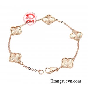 Sản phẩm được chế tác từ chất liệu vàng hồng 18K sang trọng, được thổi hồn sáng tạo giữa nét cổ điển sang trọng và vẻ đẹp dịu dàng, hiện đại. 