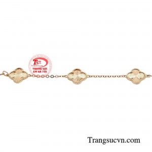 Chiếc lắc tay sẽ khiến nàng phải bất ngờ bởi thiết kế sắc sảo, kết hợp cùng chi tiết khóa cài chắc chắn. 