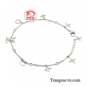 Sản phẩm được chế tác từ chất liệu vàng trắng 18K sang trọng, đẳng cấp trong từng đường nét nhờ công nghệ chế tác hiện đại đến từ Italy.