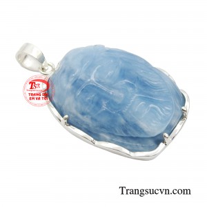 Hình tượng Chúa Jesus được khắc sắc nét và tinh tế, tạo nên một sự hiện diện mạnh mẽ và truyền cảm hứng. 