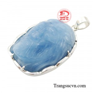 Sở hữu thiết kế viền bọc bạc bao quanh mặt dây chuyền tăng thêm điểm nhấn độc đáo cho sản phẩm.