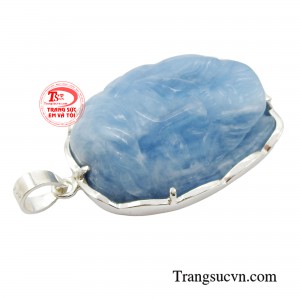 Viền bạc 925 không chỉ làm nổi bật hình ảnh Chúa Jesus mà còn tạo nên một sự kết hợp hài hòa giữa vẻ đẹp tôn giáo và sự sang trọng của trang sức.