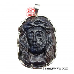 Mặt Chúa Giêsu bọc bạc đẹp được chế tác từ đá sapphire thiên nhiên chạm khắc sắc nét.